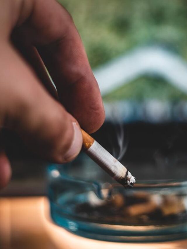 homem colocando cigarro no cinzeiro