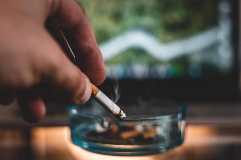 Cigarro e hipertrofia: entenda como fumar atrapalha a sua musculação