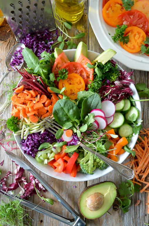 prato com alimentos saudáveis vegano e vegetariano