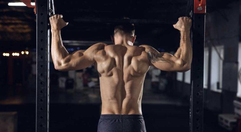 homem fazendo contração muscular com a postura correta