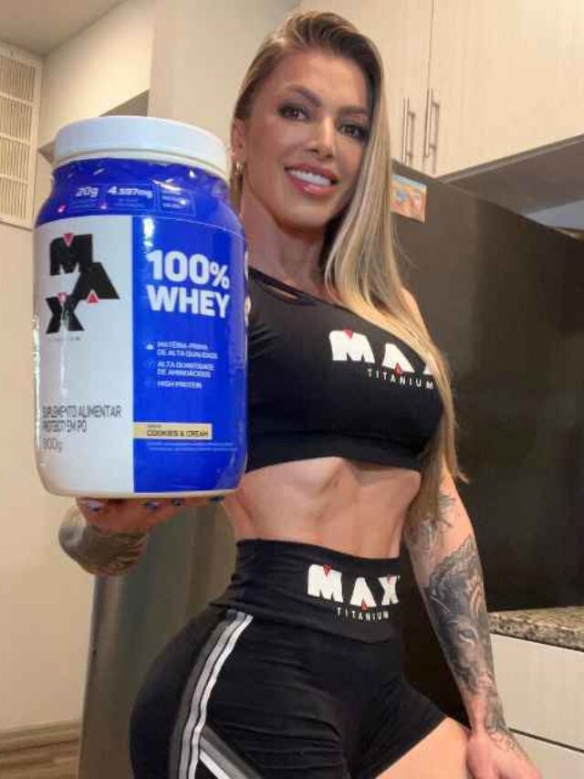 mulher segurando um pote de Whey Protein Max Titanium