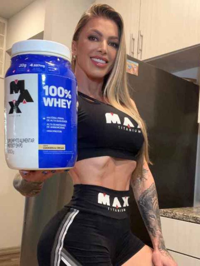 mulher segurando um pote de Whey Protein Max Titanium