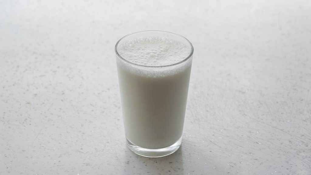copo transparente cheio com leite