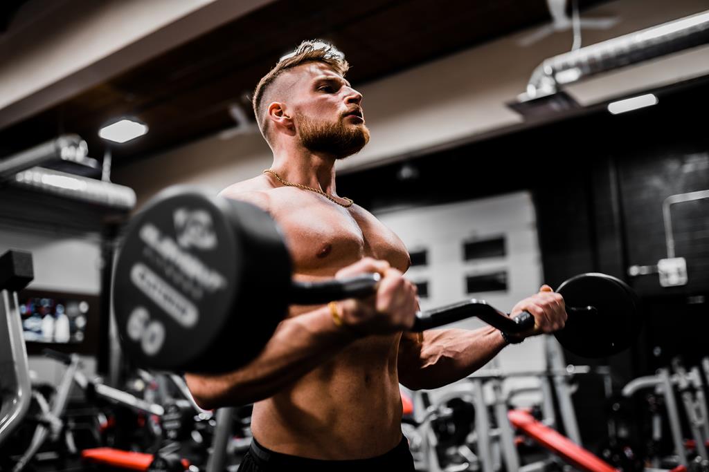 homem na academia fazendo musculação