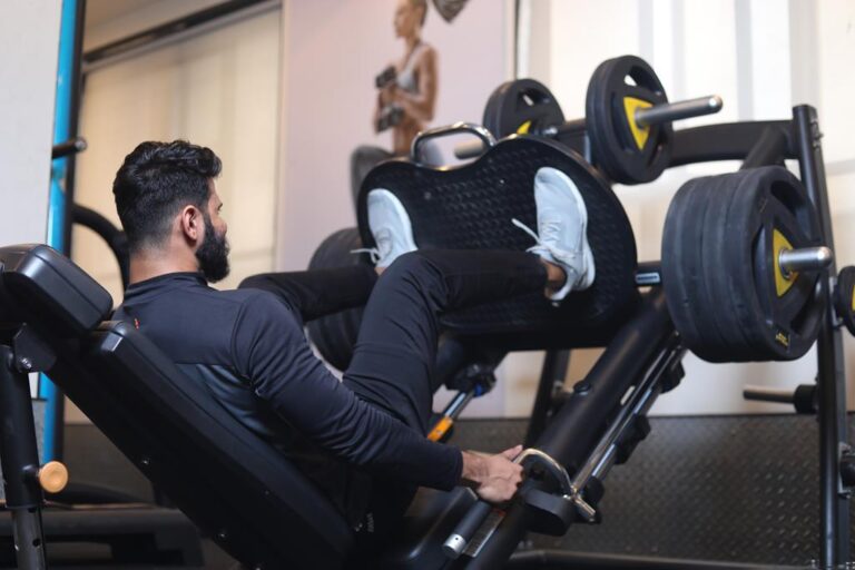 homem fazendo leg press