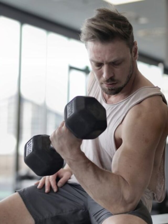 Homem fazendo musculação