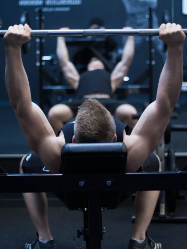 homem fazendo musculação