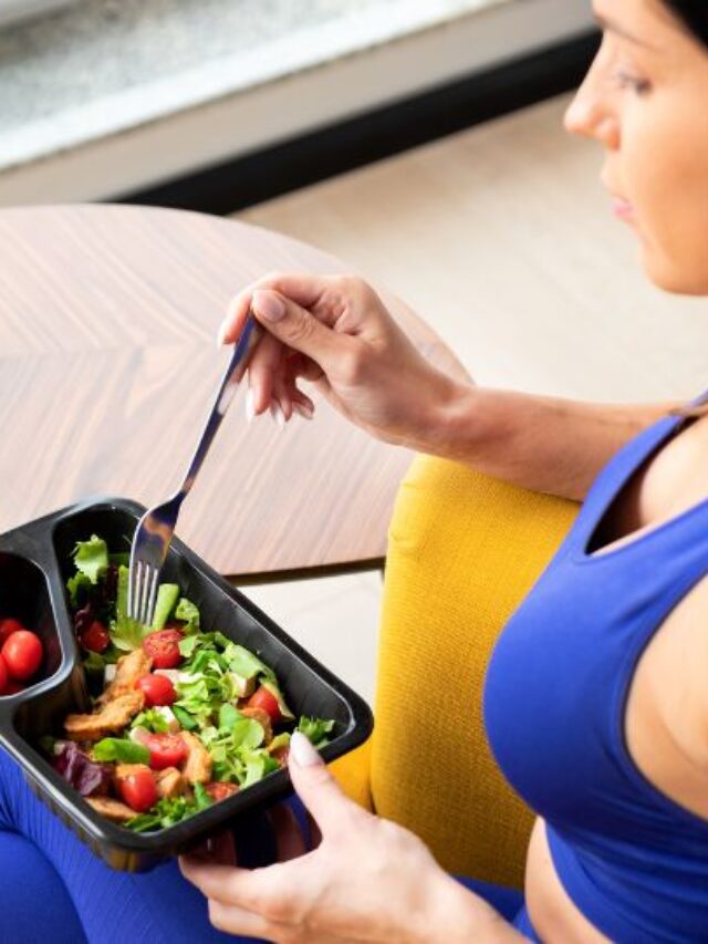 mulher comendo salada e fazendo dieta