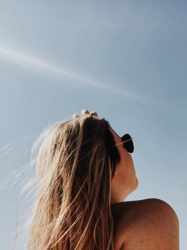 mulher tomando sol para conseguir vitamina D