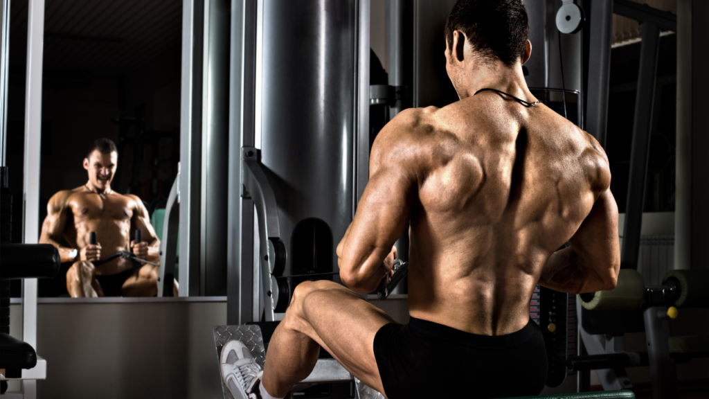 homem fazendo musculaçao