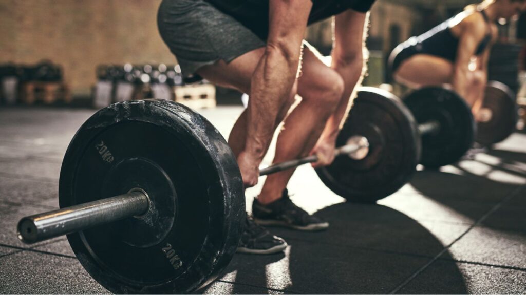 atleta levantando peso