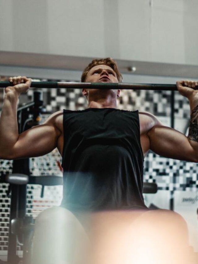 homem fazendo musculação