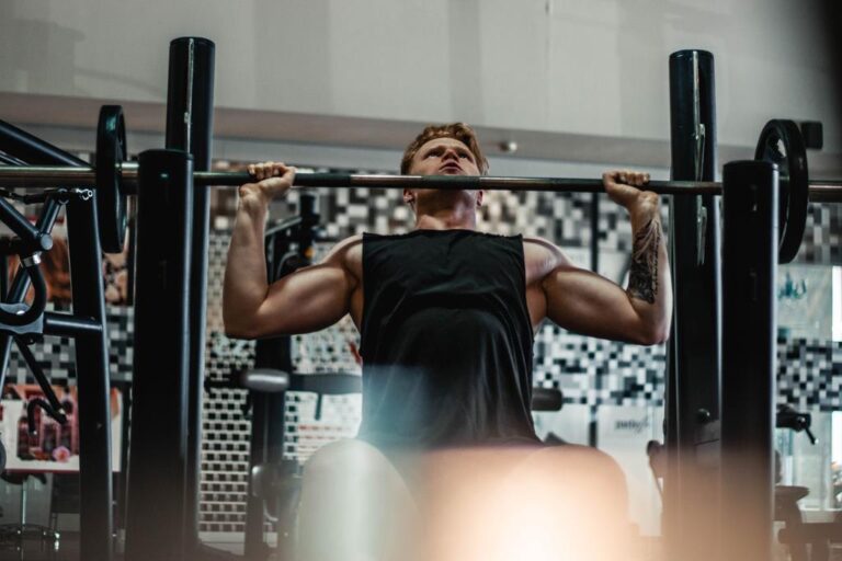 homem fazendo musculação