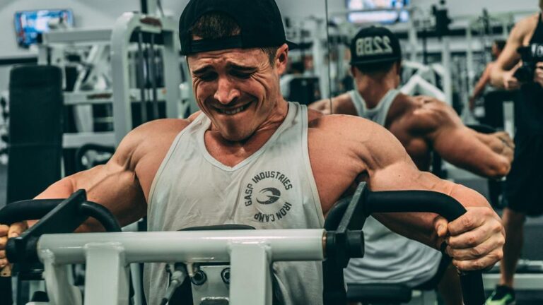 homem fazendo musculação na academia
