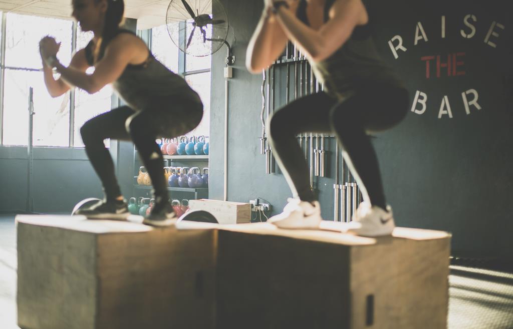 CrossFit: como é o treino e quais seus benefícios? Dá para ter