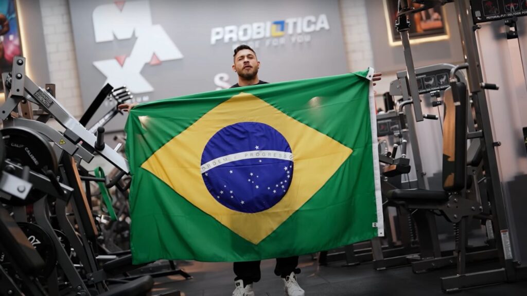 atleta max titanium Ramon Dino segurando bandeira do Brasil