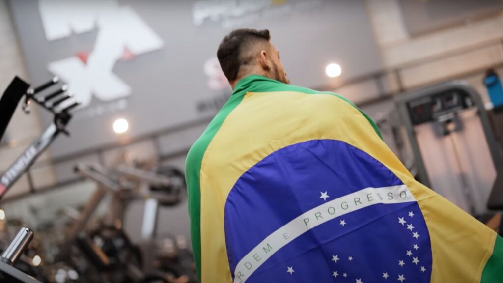 atleta da Max Titanium Ramon Dino com a bandeira do Brasil nas costas