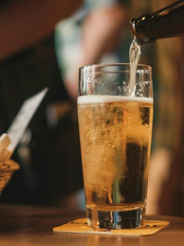 pessoa enchendo o copo com cerveja para beber depois de treinar