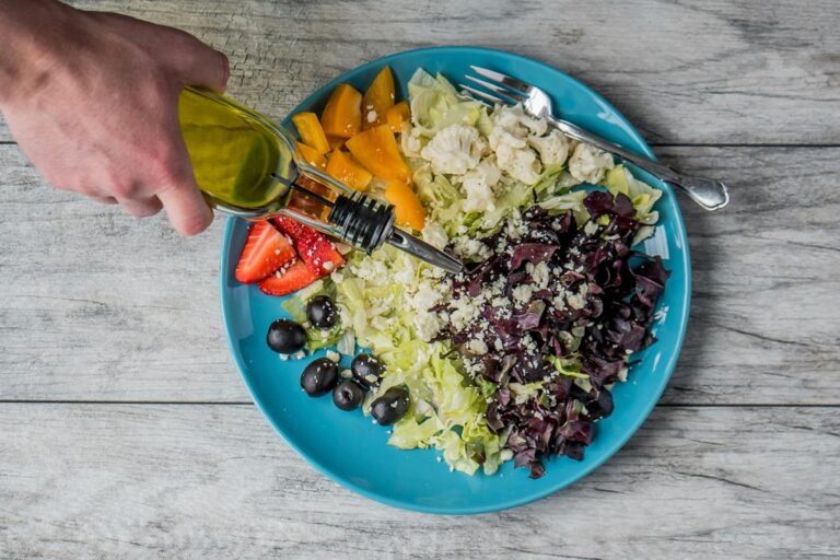 colocando azeite na salada