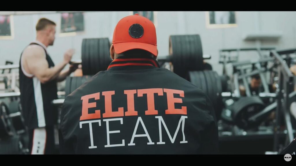 atleta Jorlan Vieira usando jaqueta do Elite Team da Max Titanium