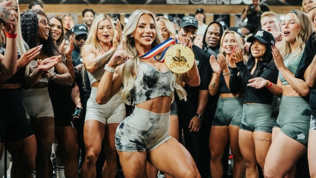 isa nunes posando com a medalha do ms olympia