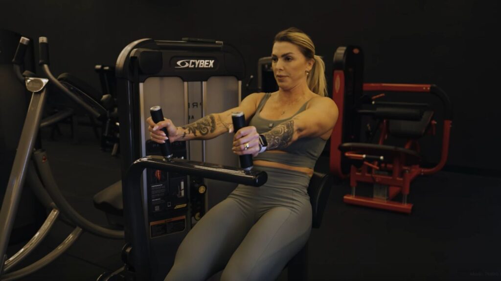 angela borges durante treino de abdômen 