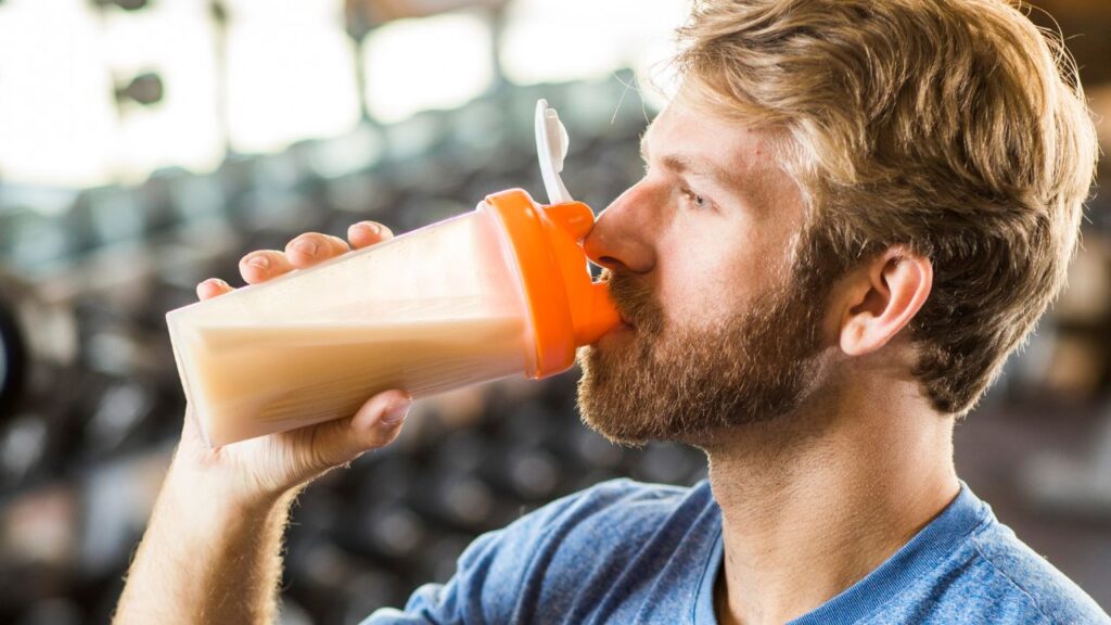 atleta consumindo shake proteico
