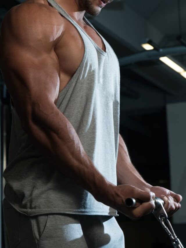 atleta durante treino de biceps