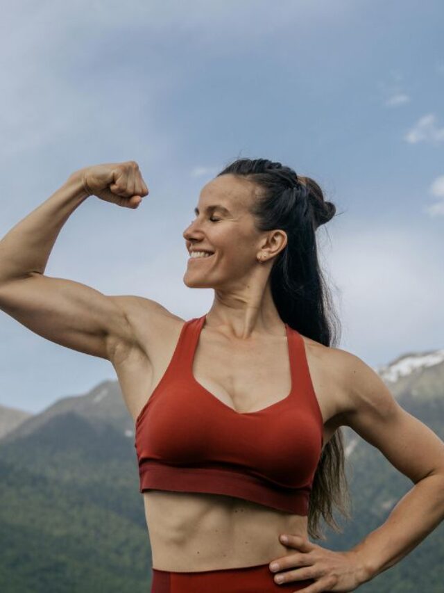 mulher mostrando biceps ao ar livre