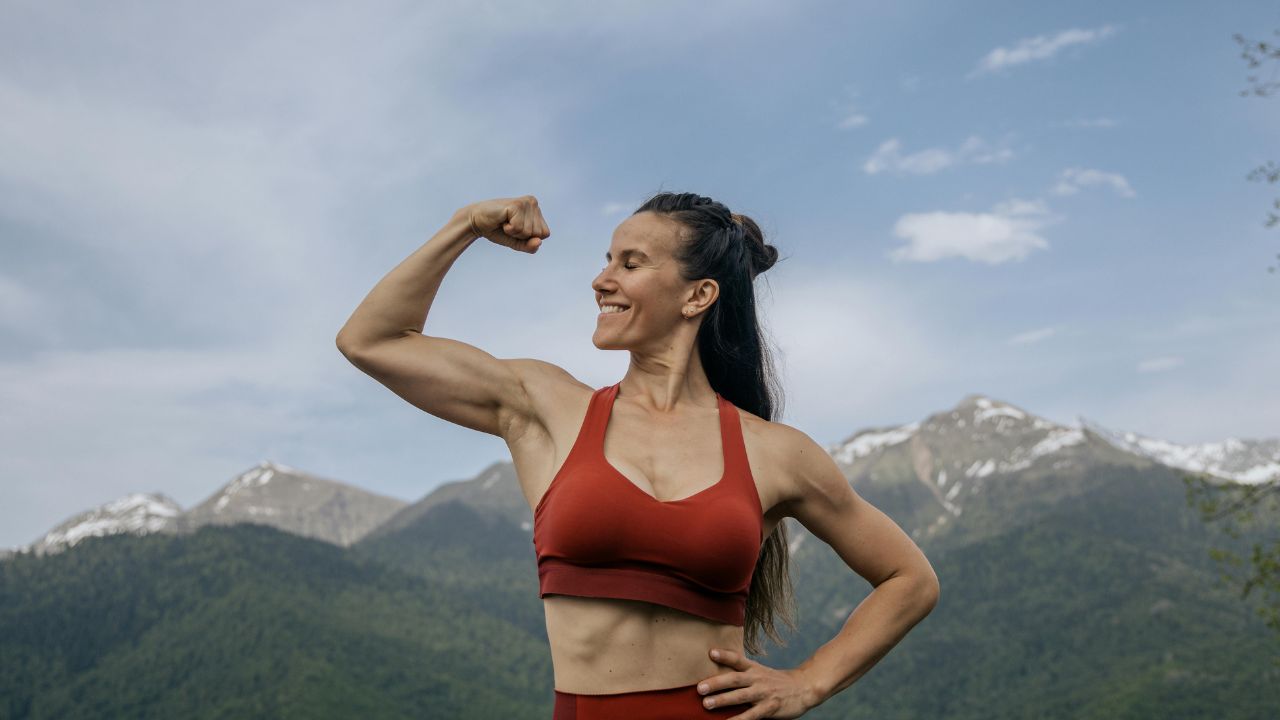 mulher mostrando biceps ao ar livre