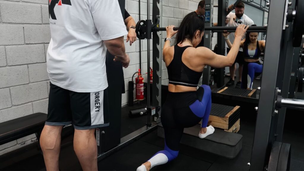mulher durante exercício fisico