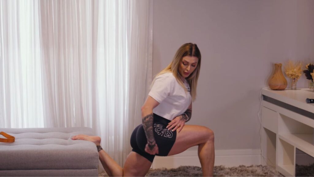Ângela Borges ensinando o treino correto de gluteo