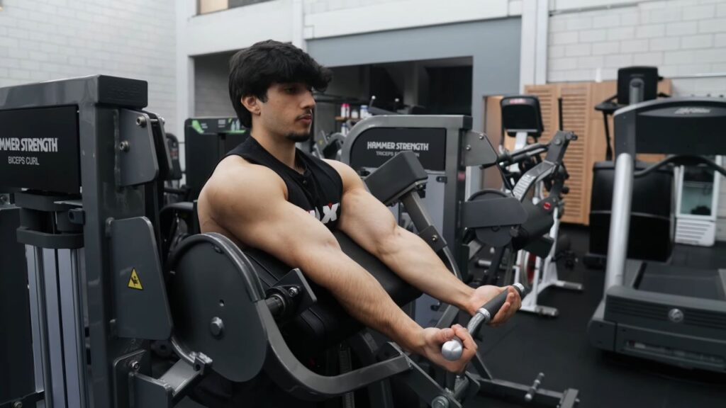 Adriel Eduardo Machado durante treino em maquina
