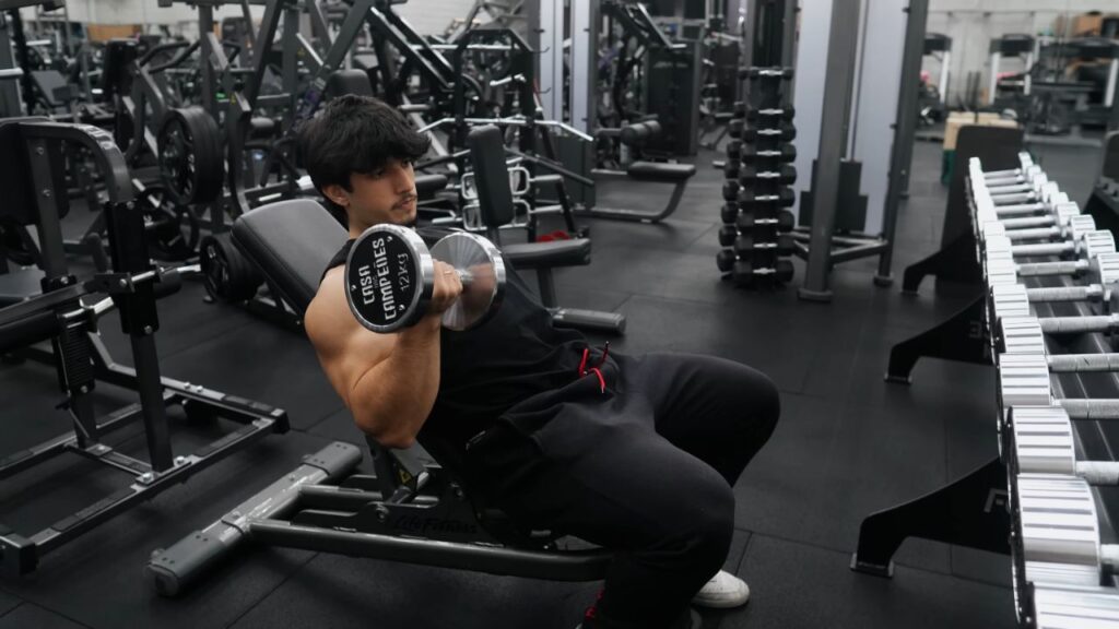 Adriel Eduardo Machado durante treino de biceps