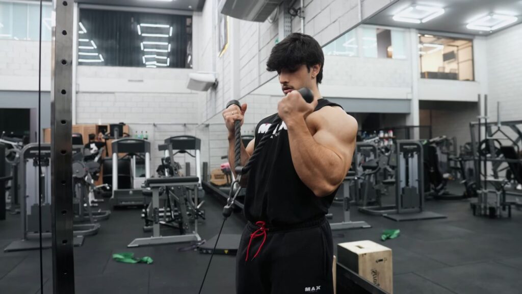 Adriel Eduardo Machado ensinando a forma correta